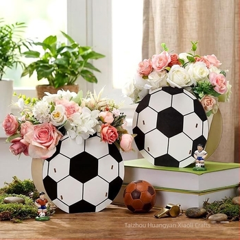 Decor din lemn cu ghiveci tematic fotbal și volei, stil nordic, decor de masă