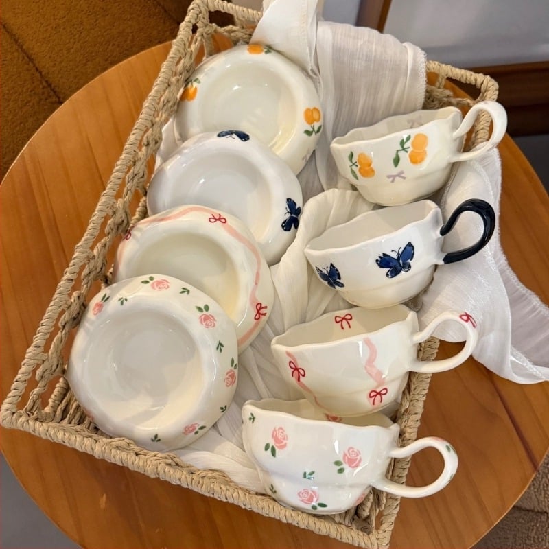 Set din ceramică: cană de cafea și farfurie, pictate manual, în stil francez, cu model floral, pentru ceaiul de după-amiază