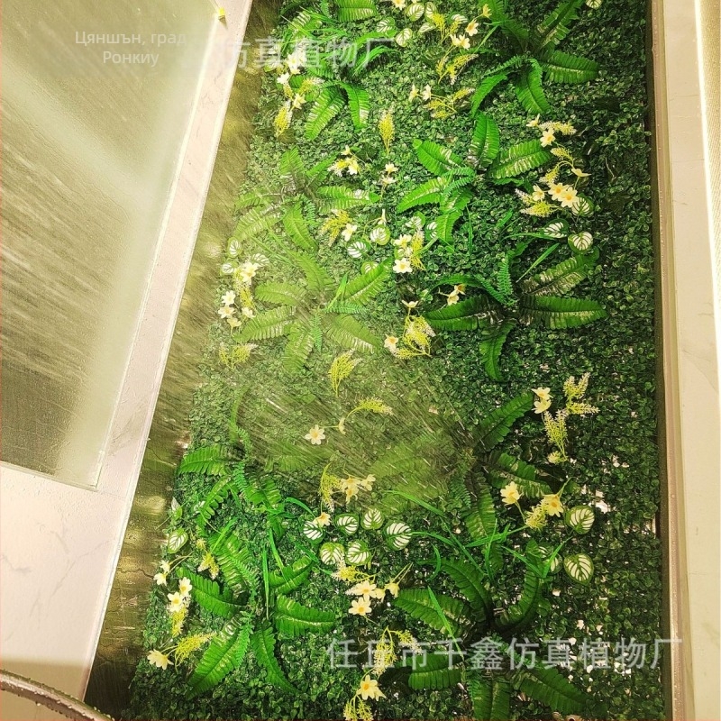 Perete decorativ cu plante artificiale, flori false și gazon artificial pentru fundal realist