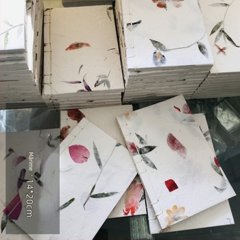 Jurnal în stil antic, cu flori albe și plante, legare cu șnur tradițional, notebook creativ cu pagini goale și flori reale uscate