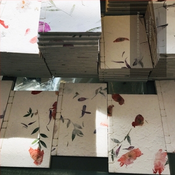 Jurnal în stil antic, cu flori albe și plante, legare cu șnur tradițional, notebook creativ cu pagini goale și flori reale uscate