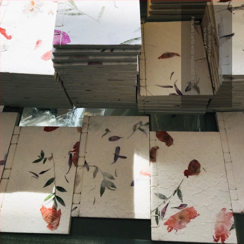 Jurnal în stil antic, cu flori albe și plante, legare cu șnur tradițional, notebook creativ cu pagini goale și flori reale uscate