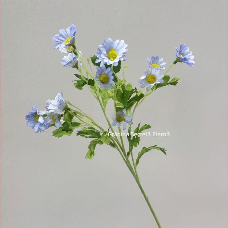 Flori artificiale: mușețel, margaretă sălbatică — buchet decorativ elegant pentru fotografie în aer liber