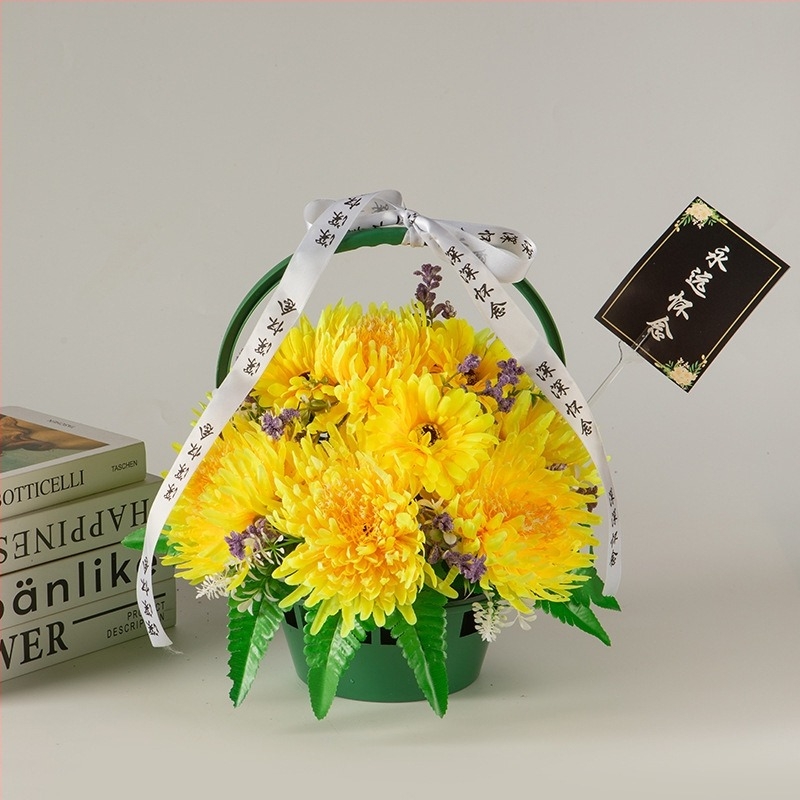 Buchet de crizanteme din mătase cu coș portabil pentru decorarea mormântului în timpul festivalului Qingming