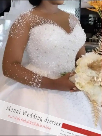 Rochie de mireasă din dantelă cu mâneci lungi, decolteu adânc în V și fustă pufoasă pentru mirese africane