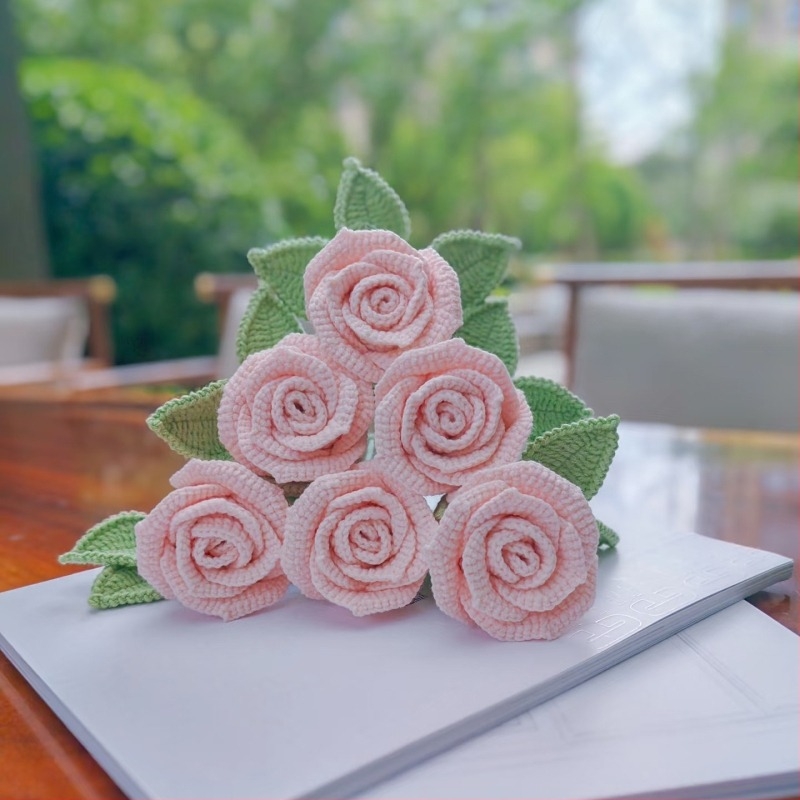 Buchet decorativ bordo din lână croșetată – floare artificială lucrată manual, cadou pentru iubită