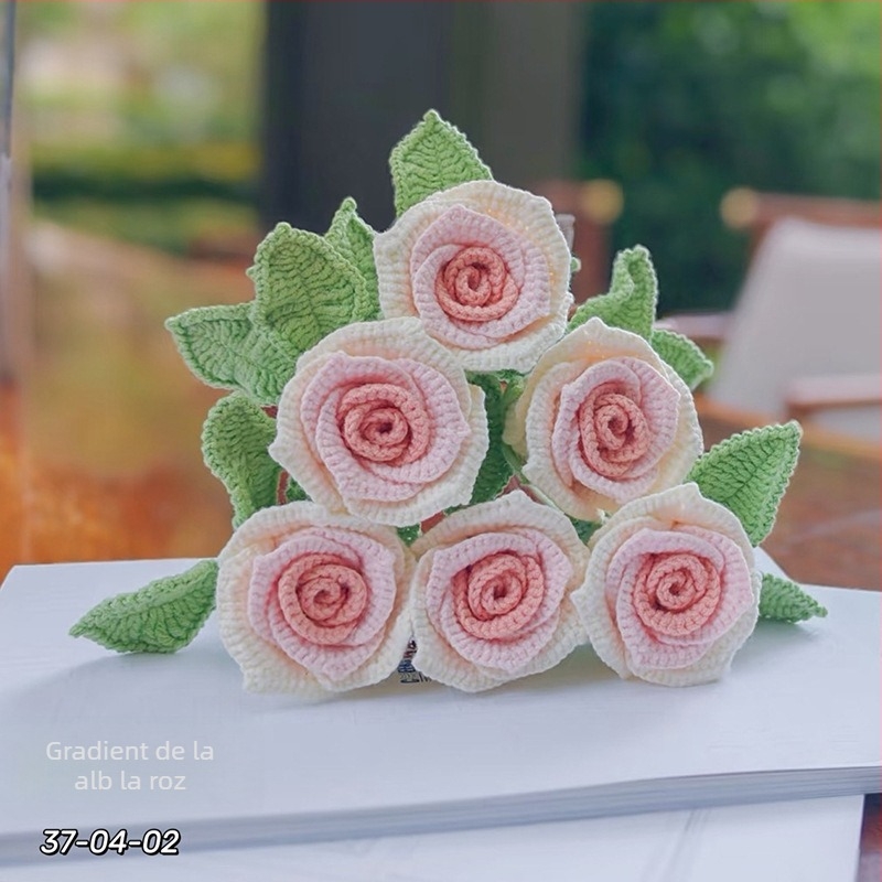 Buchet decorativ bordo din lână croșetată – floare artificială lucrată manual, cadou pentru iubită