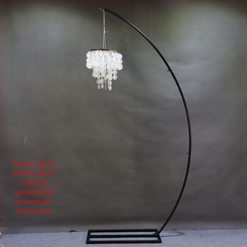 Decor de scenă pentru nuntă în aer liber cu candelabru din cristal pe suport din fier arcuit și pandante pentru marcaje de traseu