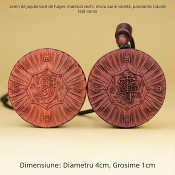 Pandantiv circular, cu două fețe, din lemn lovit de trăsnet, cu inscripție aurită; talisman taoist.