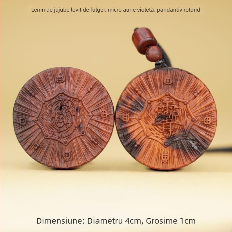 Pandantiv circular, cu două fețe, din lemn lovit de trăsnet, cu inscripție aurită; talisman taoist.