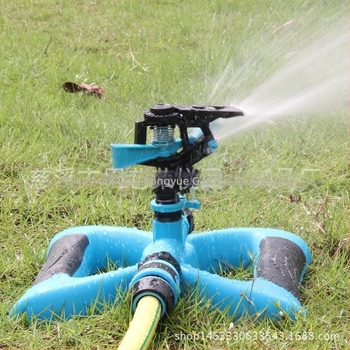 Bază în formă de fluture cu duză rotativă reglabilă la 360°, conectabilă la aspersor pentru udare în grădină