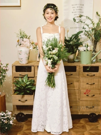 Rochie de mireasă ușoară în stil franțuzesc, dantelă și bretele subțiri, pentru ședințe foto cupluri; rochie lungă din tull, inspirată de stilul coreean