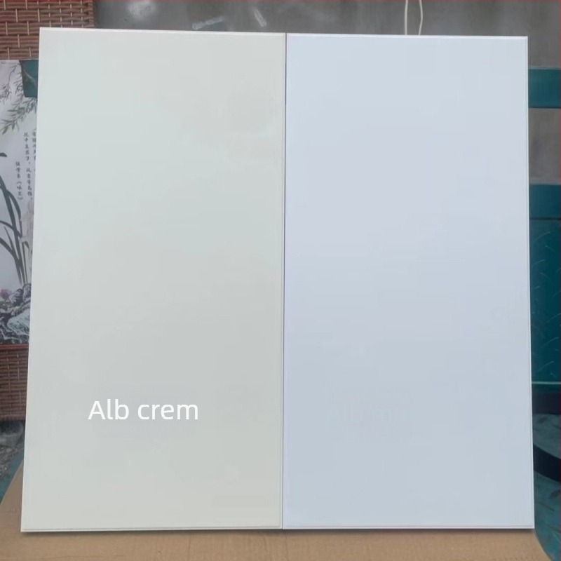 Panouri de plafon din aluminiu 300x300 și 600x600, plăci fonoabsorbante pentru școli, fabrici, spitale și birouri – sistem de tavane integrate