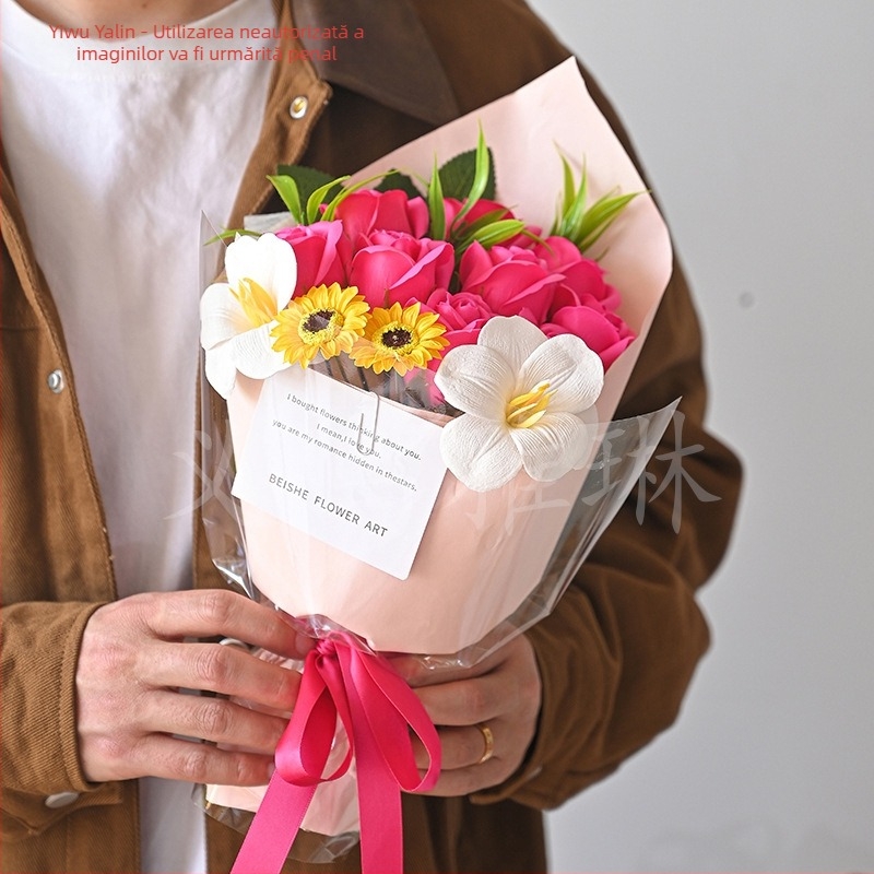 Buchet lucrat manual din flori de săpun și flori artificiale