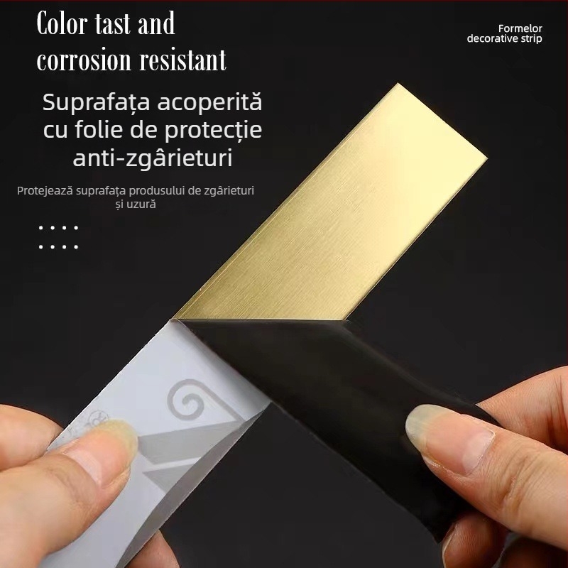 Bandă decorativă autoadezivă din oțel inoxidabil cu finisaj negru titan pentru plafoane și pereți.