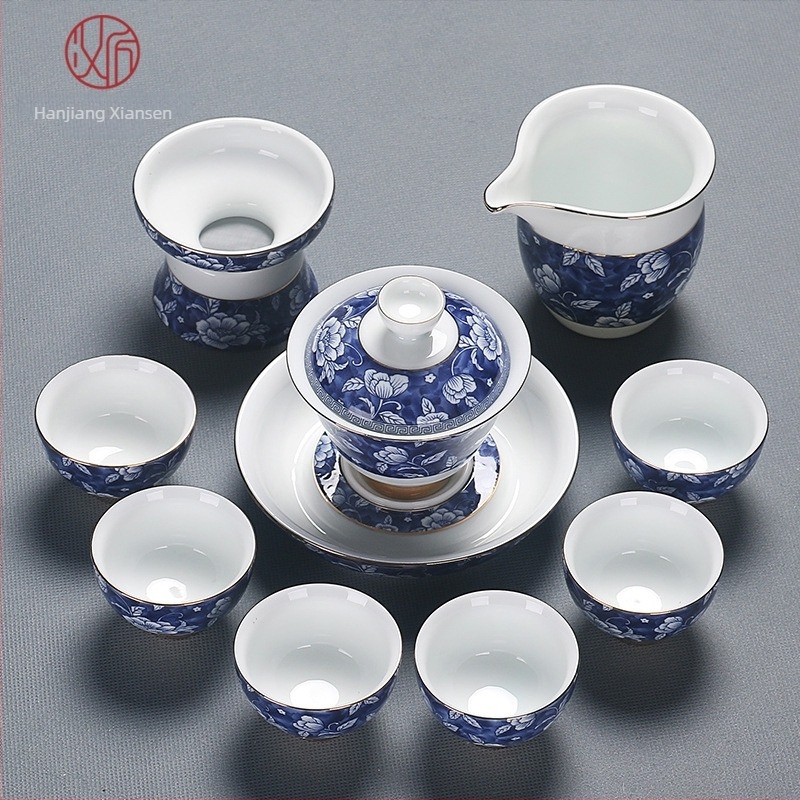 Set de ceai ceramic cu decor aurit, ceainic și cești