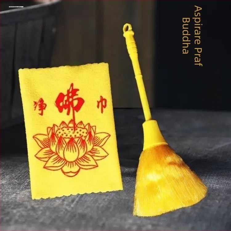 Set de curățare pentru altar budist: perie pentru praf, cârpa de purificare și statueta Buddha