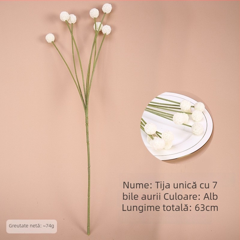Șapte sfere decorative aurii, cu fructe artificiale și un buchet de flori din plastic pentru decorul sufrageriei