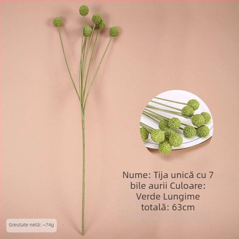 Șapte sfere decorative aurii, cu fructe artificiale și un buchet de flori din plastic pentru decorul sufrageriei