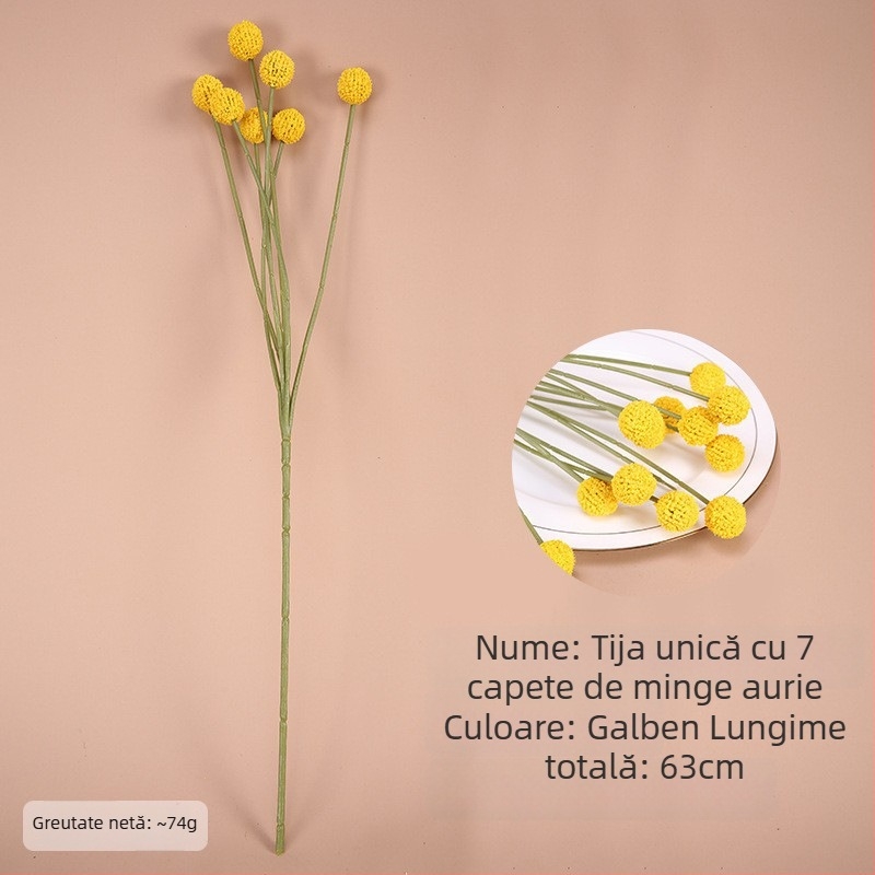 Șapte sfere decorative aurii, cu fructe artificiale și un buchet de flori din plastic pentru decorul sufrageriei
