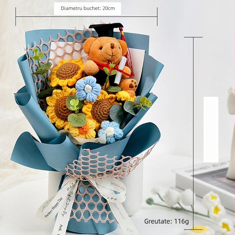 Buchet de flori tricotate manual, cu floarea-soarelă și trandafiri tricotati, însoțit de un ursuleț de absolvire