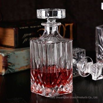 Decantor de whisky în stil european, din sticlă gravată, cu capac