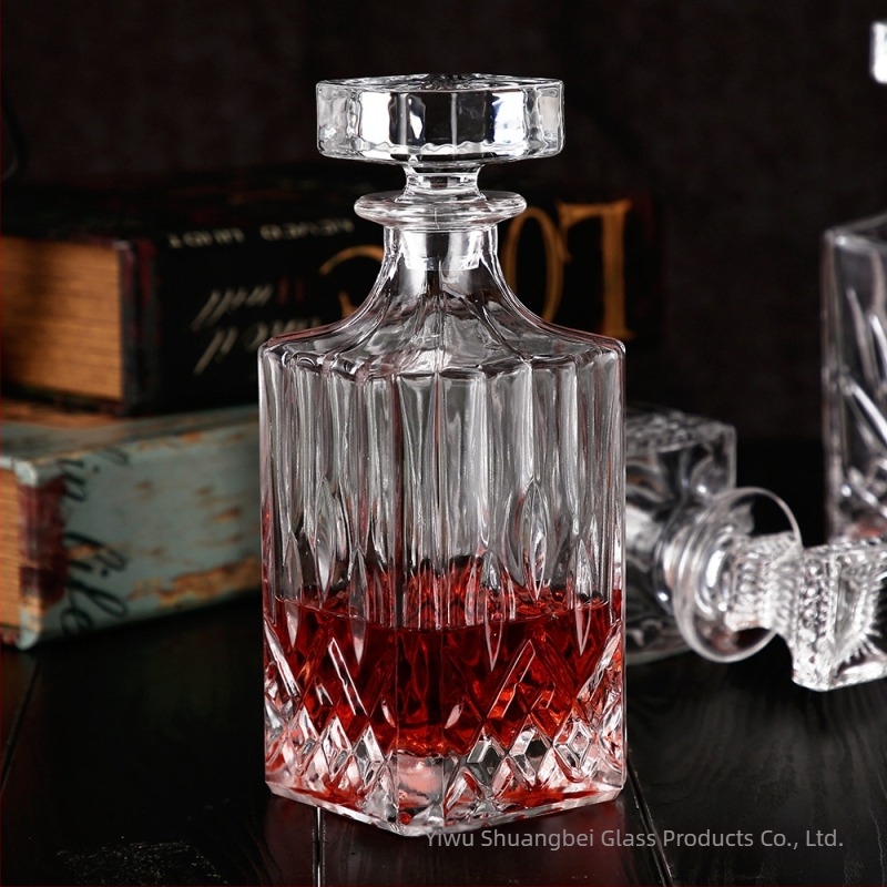 Decantor de whisky în stil european, din sticlă gravată, cu capac