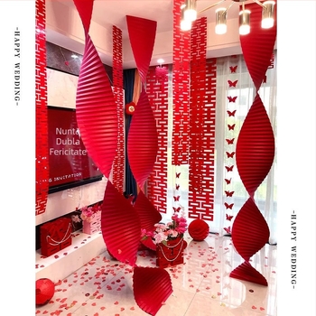 Set de decor pentru camera de nuntă într-un nou cămin – sufragerie, halat de mireasă pentru fotografii, panglici lungi cu simbolul Dublă Fericire și felinare