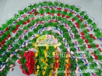 Decor vegetal artificial pentru perete: flori, liane, frunze și gazon artificial