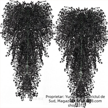 Plantă artificială verde, liană pentru perete într-un coș suspendat, decor interior