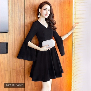 Rochie de seară neagră cu mâneci lungi, croială mulată, talie înaltă, fustă scurtă, elegantă