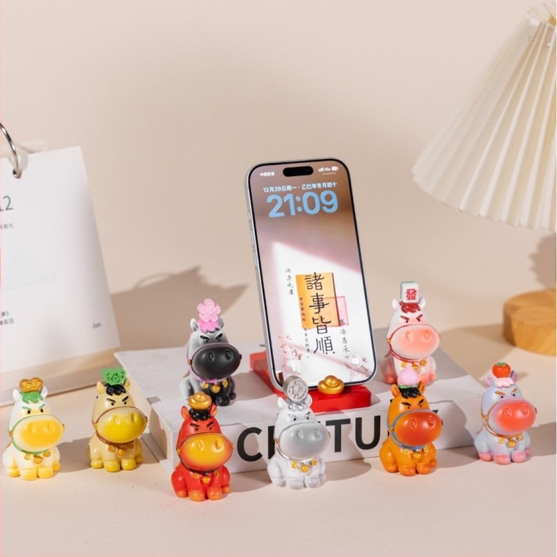 Suport pentru telefon – ornament cu mascotă a Anului Calului