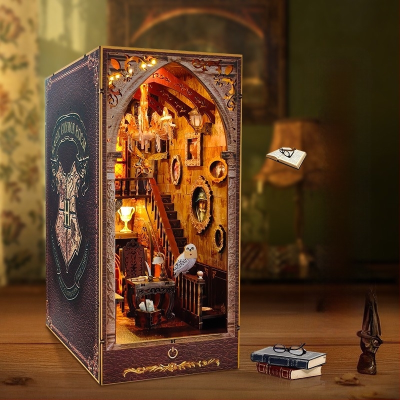 Casă DIY din lemn pentru suport de cărți – inspirată de Hogwarts, puzzle 3D pentru mini scenă