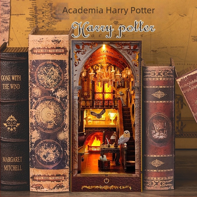 Casă DIY din lemn pentru suport de cărți – inspirată de Hogwarts, puzzle 3D pentru mini scenă