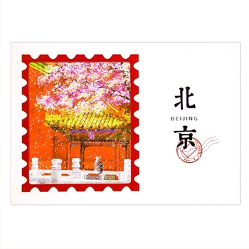 Carte poștală translucidă cu Orașul Interzis din Beijing în zăpadă, ziduri roșii și arhitectură veche, patru anotimpuri, în culori vii.