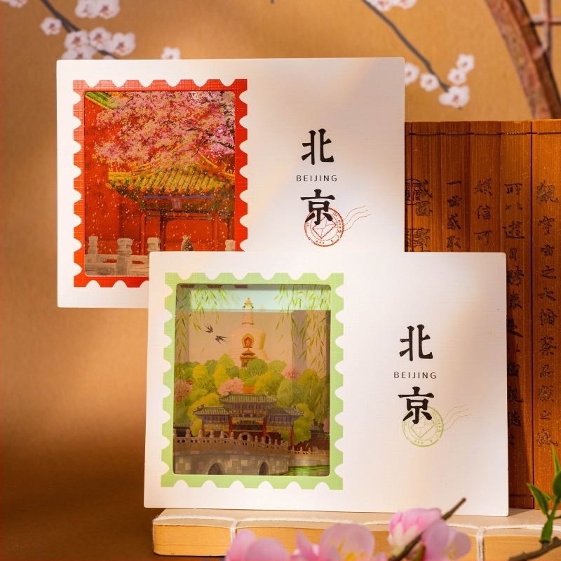 Carte poștală translucidă cu Orașul Interzis din Beijing în zăpadă, ziduri roșii și arhitectură veche, patru anotimpuri, în culori vii.