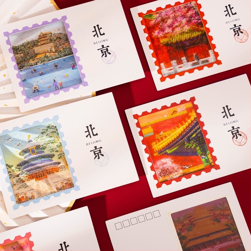 Carte poștală translucidă cu Orașul Interzis din Beijing în zăpadă, ziduri roșii și arhitectură veche, patru anotimpuri, în culori vii.