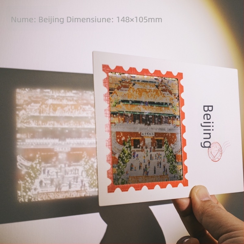 Carte poștală translucidă cu Orașul Interzis din Beijing în zăpadă, ziduri roșii și arhitectură veche, patru anotimpuri, în culori vii.