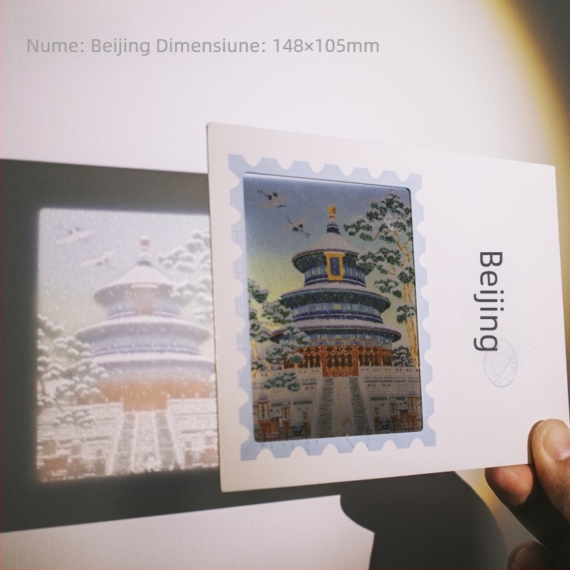 Carte poștală translucidă cu Orașul Interzis din Beijing în zăpadă, ziduri roșii și arhitectură veche, patru anotimpuri, în culori vii.