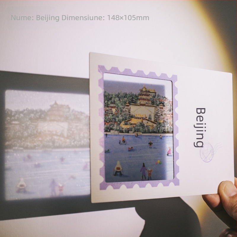 Carte poștală translucidă cu Orașul Interzis din Beijing în zăpadă, ziduri roșii și arhitectură veche, patru anotimpuri, în culori vii.