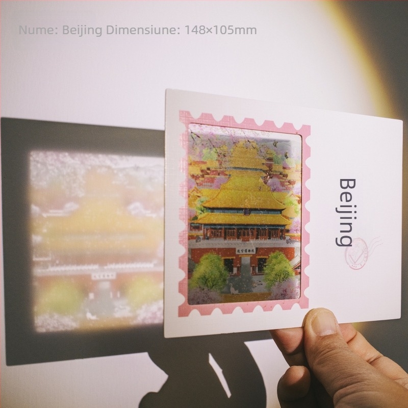 Carte poștală translucidă cu Orașul Interzis din Beijing în zăpadă, ziduri roșii și arhitectură veche, patru anotimpuri, în culori vii.
