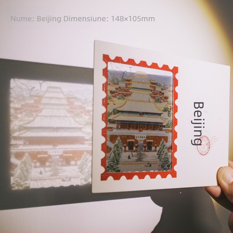 Carte poștală translucidă cu Orașul Interzis din Beijing în zăpadă, ziduri roșii și arhitectură veche, patru anotimpuri, în culori vii.