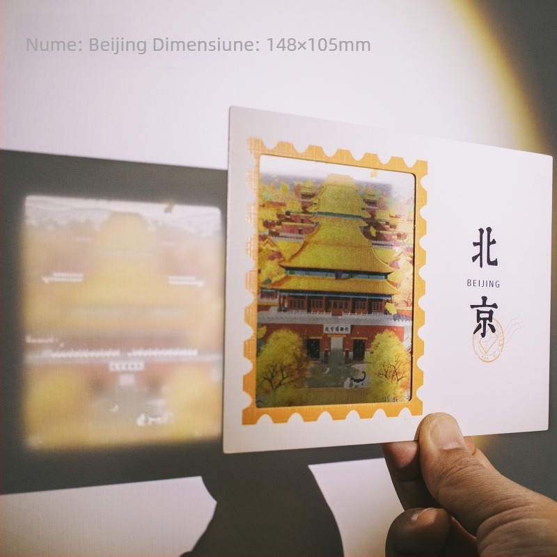Carte poștală translucidă cu Orașul Interzis din Beijing în zăpadă, ziduri roșii și arhitectură veche, patru anotimpuri, în culori vii.