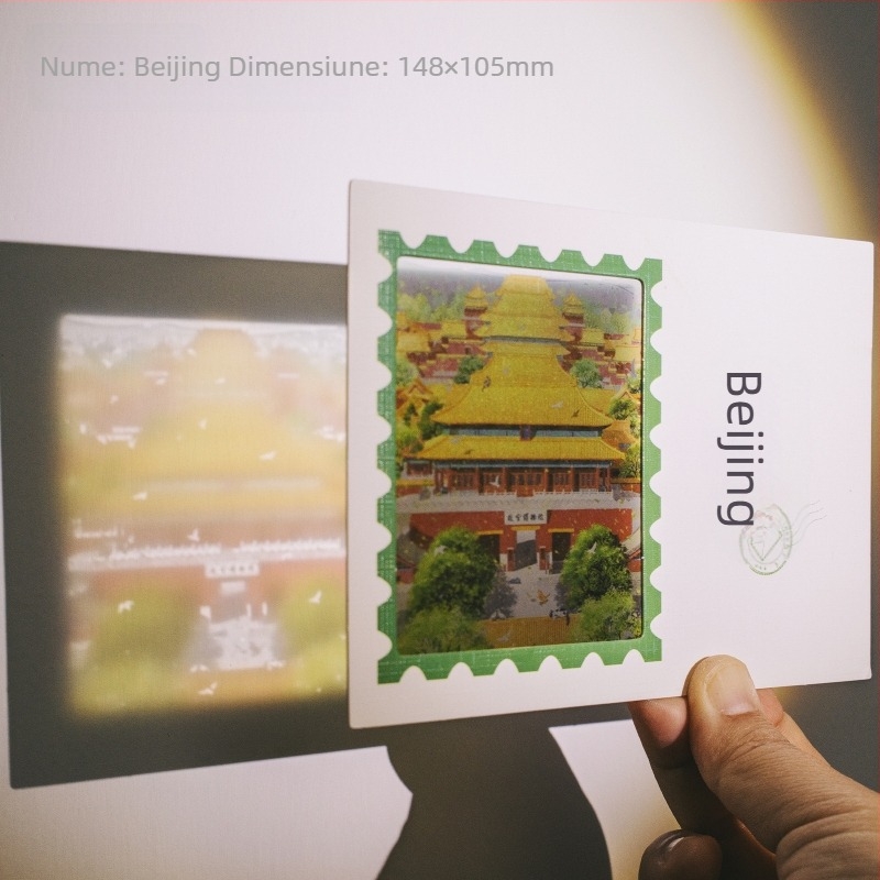 Carte poștală translucidă cu Orașul Interzis din Beijing în zăpadă, ziduri roșii și arhitectură veche, patru anotimpuri, în culori vii.