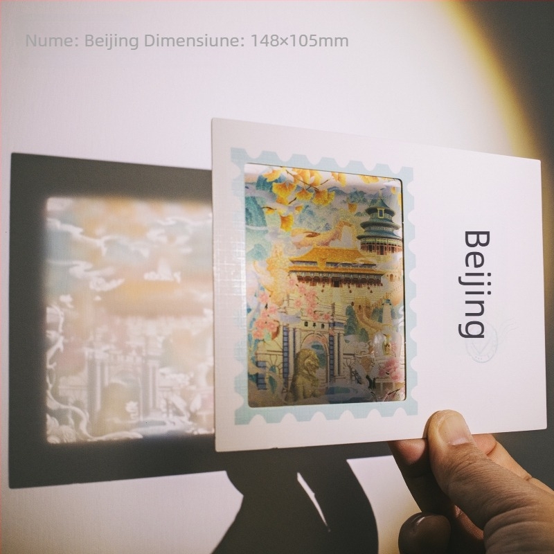 Carte poștală translucidă cu Orașul Interzis din Beijing în zăpadă, ziduri roșii și arhitectură veche, patru anotimpuri, în culori vii.