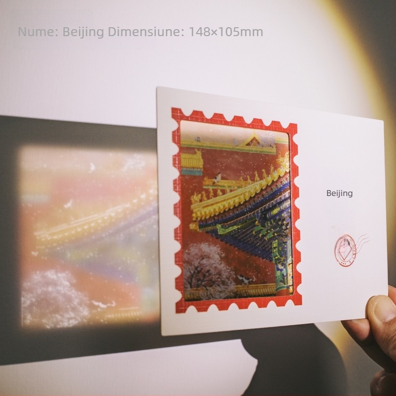 Carte poștală translucidă cu Orașul Interzis din Beijing în zăpadă, ziduri roșii și arhitectură veche, patru anotimpuri, în culori vii.