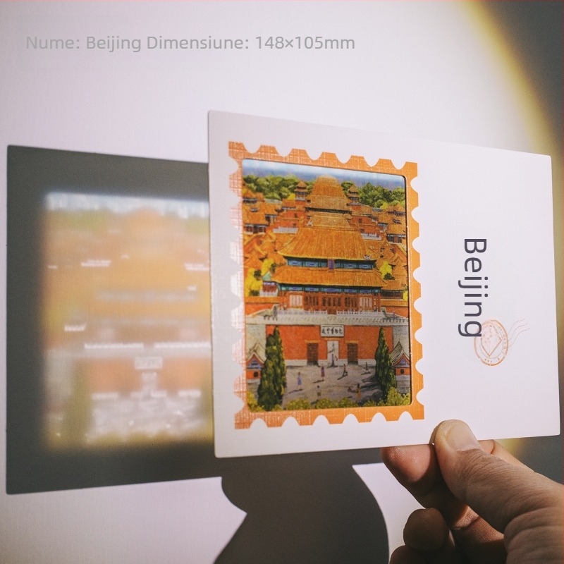 Carte poștală translucidă cu Orașul Interzis din Beijing în zăpadă, ziduri roșii și arhitectură veche, patru anotimpuri, în culori vii.