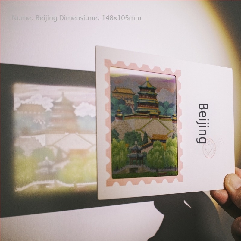 Carte poștală translucidă cu Orașul Interzis din Beijing în zăpadă, ziduri roșii și arhitectură veche, patru anotimpuri, în culori vii.