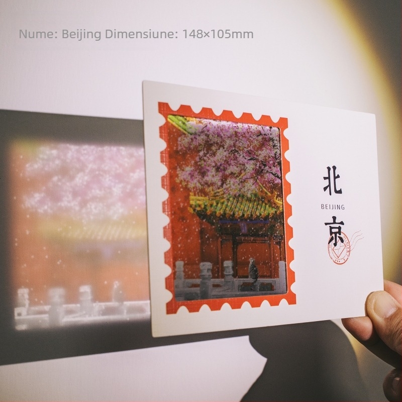 Carte poștală translucidă cu Orașul Interzis din Beijing în zăpadă, ziduri roșii și arhitectură veche, patru anotimpuri, în culori vii.