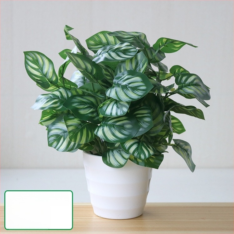 Plantă artificială cu frunze verzi, ghiveci din plastic, decor interior pentru living sau birou